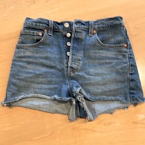 Levi’s ribcage short size 28